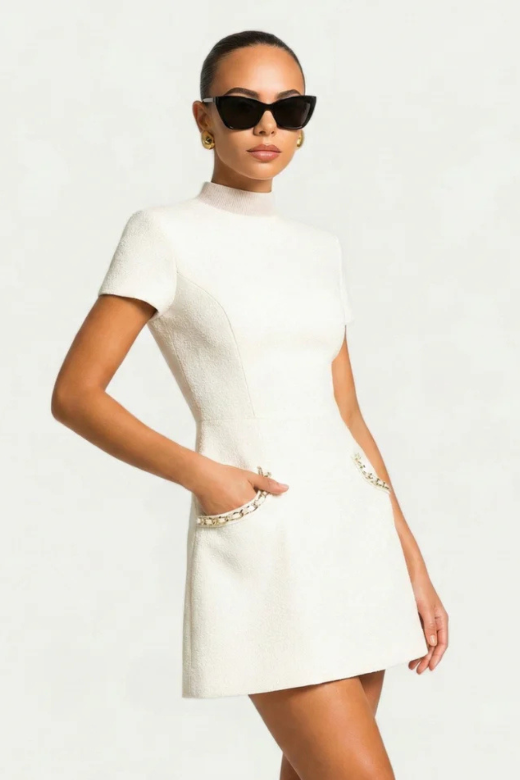 Abito Donna Mini con Pizzo e Tasche – Scollo a V Slim Fit