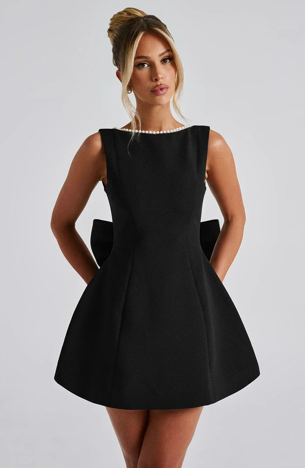 Abito Donna Raso Smanicato con Nœud Decorativo