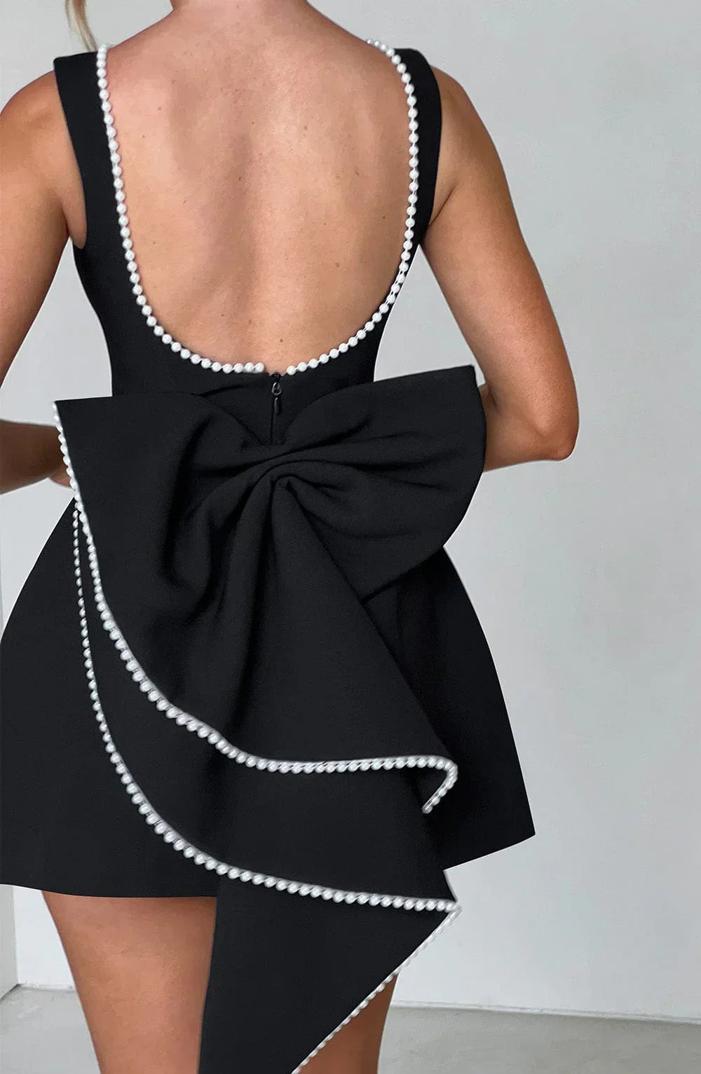Abito Donna Raso Smanicato con Nœud Decorativo