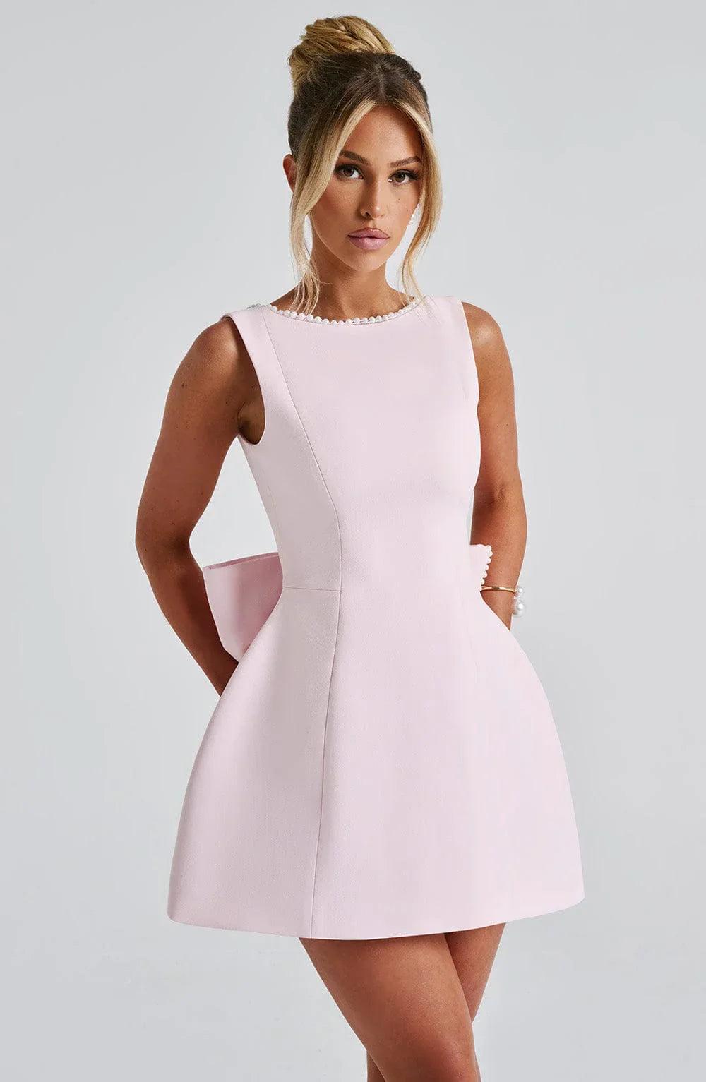 Abito Donna Raso Smanicato con Nœud Decorativo