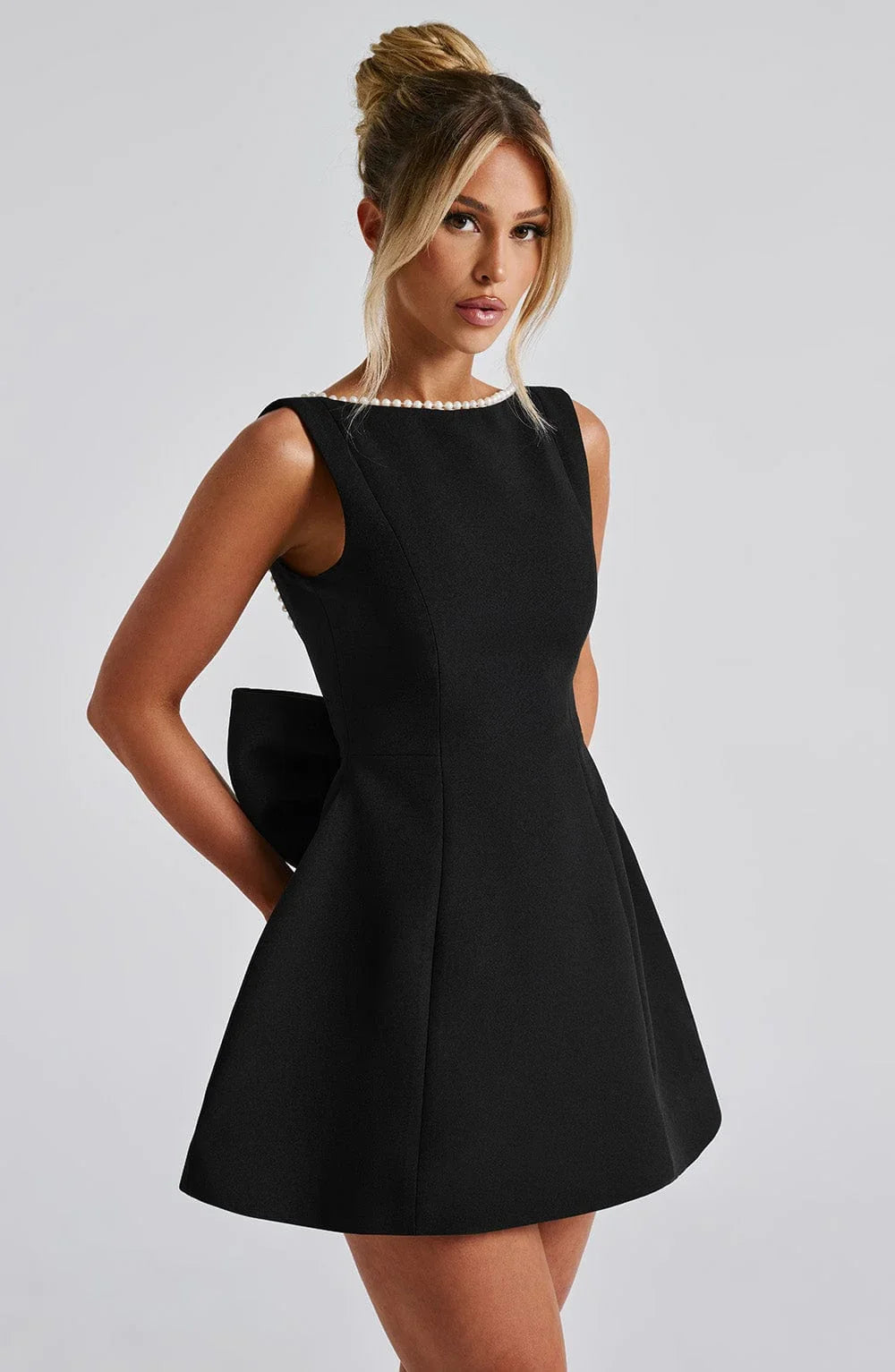 Abito Donna Raso Smanicato con Nœud Decorativo