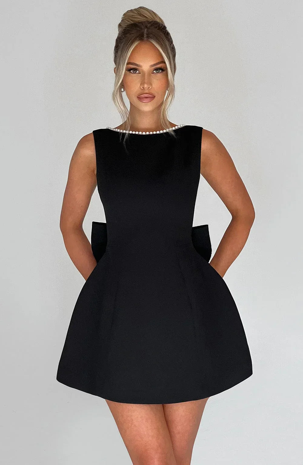 Abito Donna Raso Smanicato con Nœud Decorativo