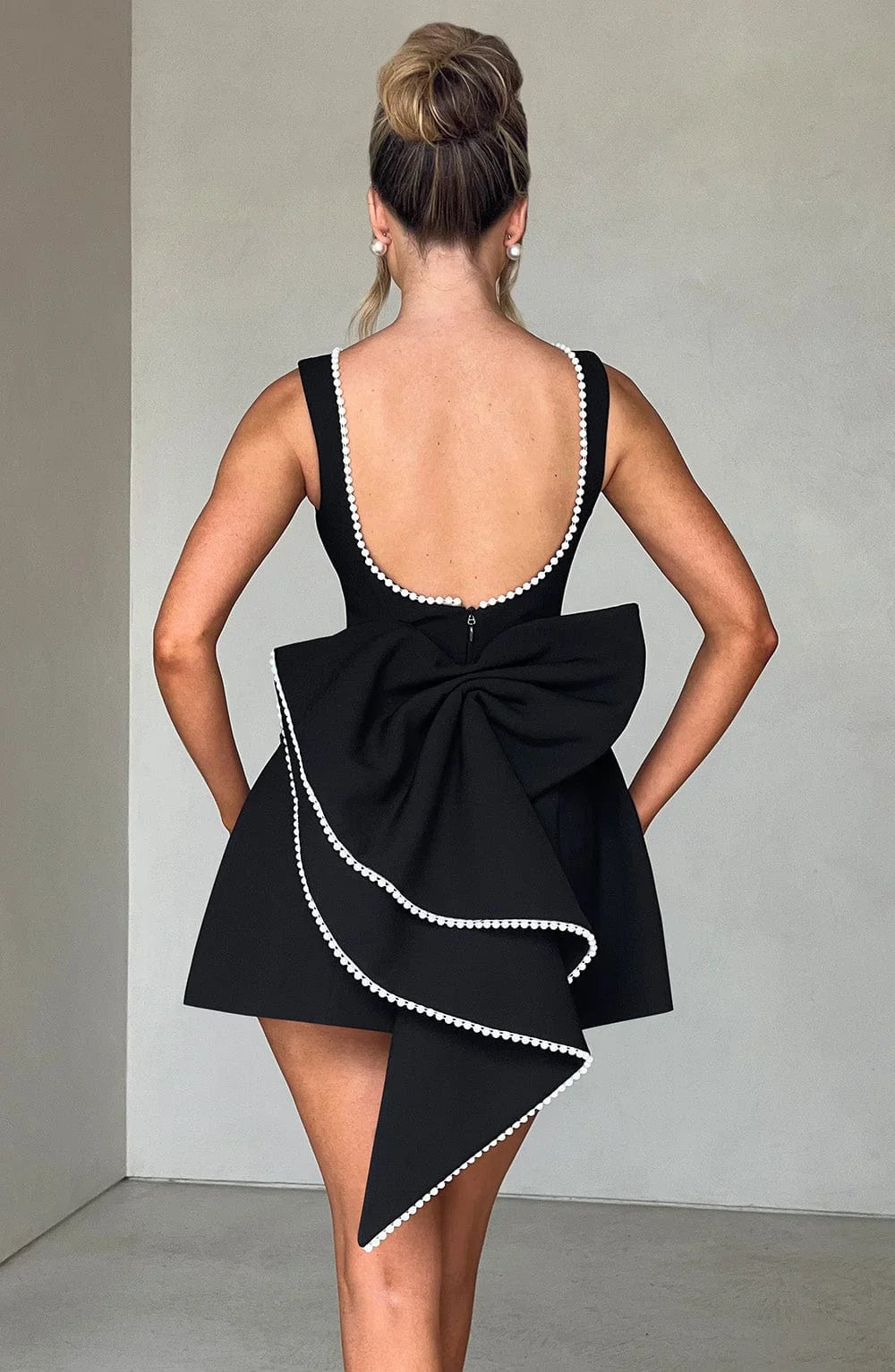 Abito Donna Raso Smanicato con Nœud Decorativo