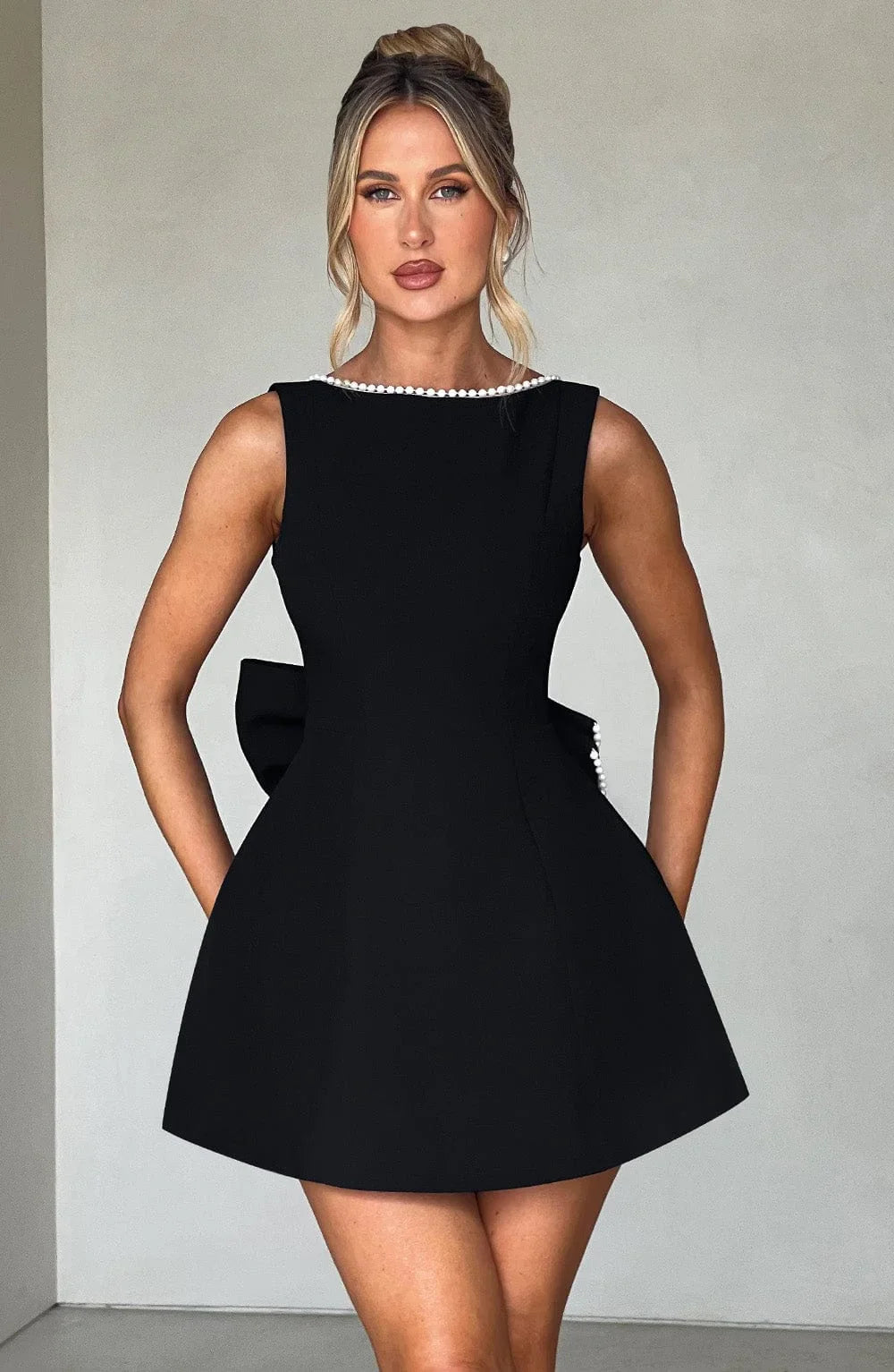 Abito Donna Raso Smanicato con Nœud Decorativo
